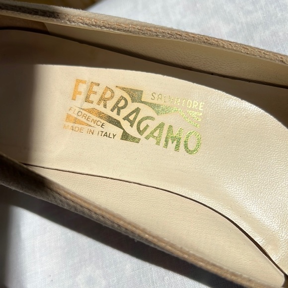 Ferragamo Beige Subtle Shimmer Low Pumps Sz 8AA EUC - Picture 2 of 13
